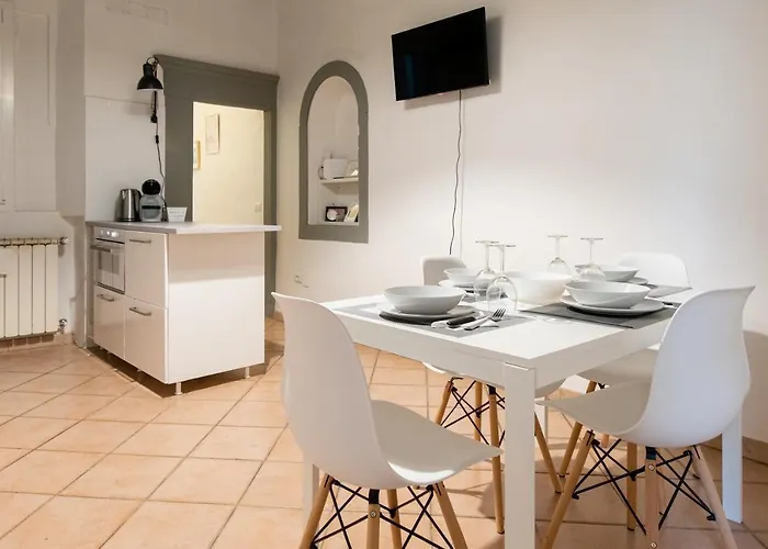2 s Next To A Market And Piazza Santa Croce - Homeunity