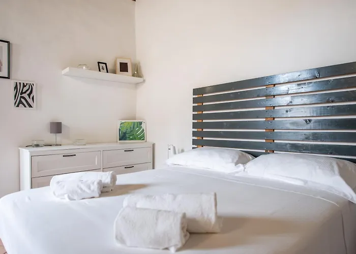 2 s Next To A Market And Piazza Santa Croce - Homeunity